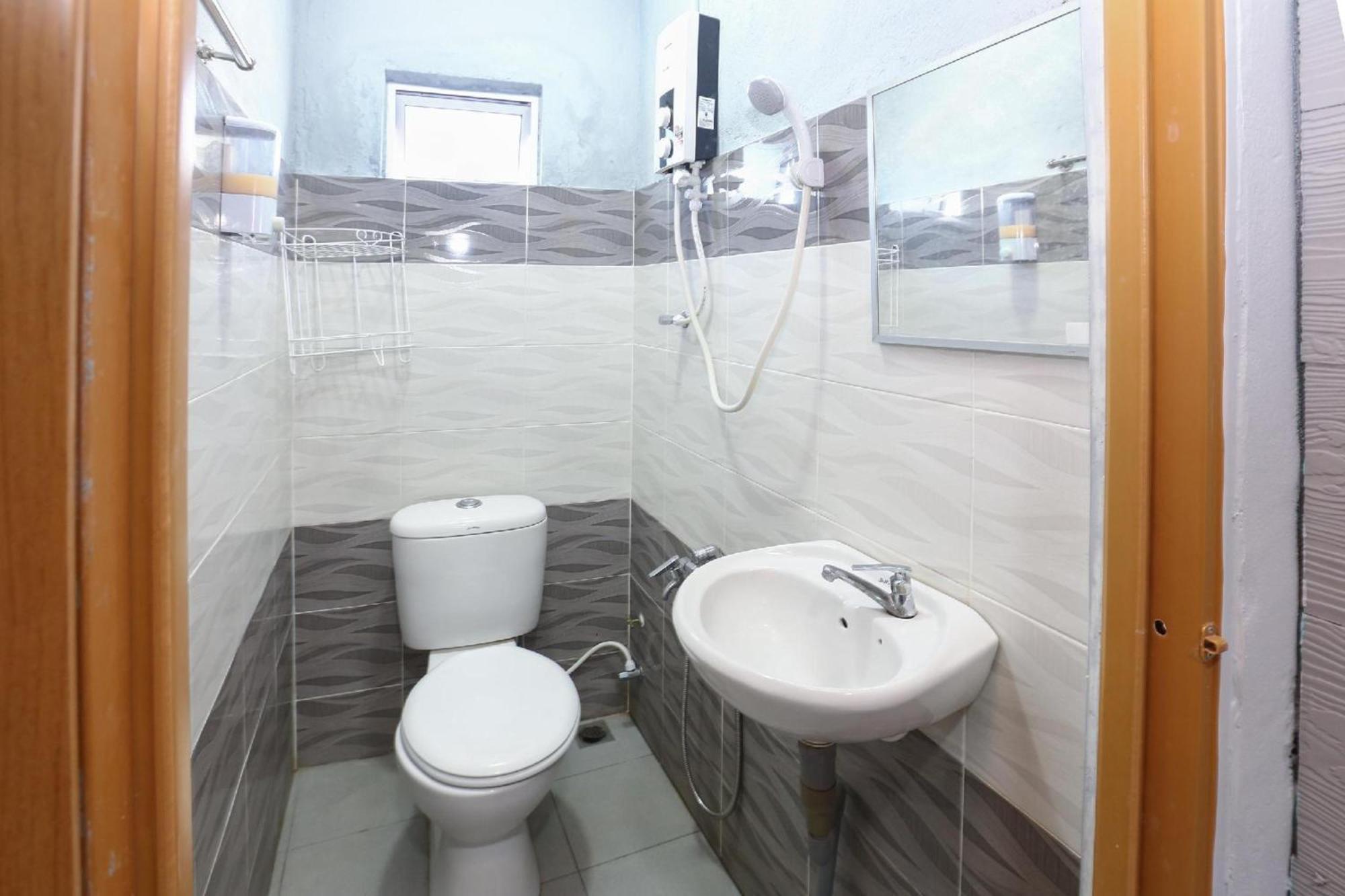 Spot On 89796 D'Noor Budget Inn كوتا بْهارو المظهر الخارجي الصورة