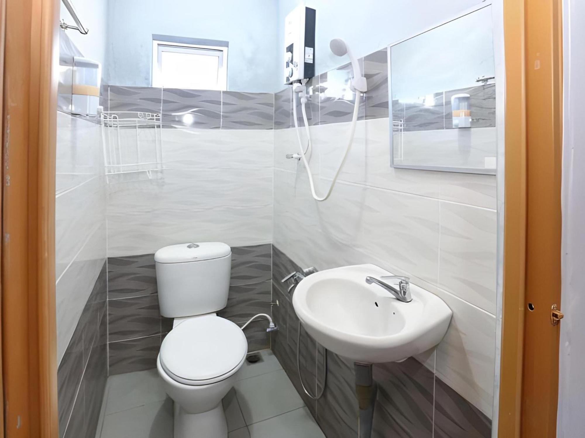 Spot On 89796 D'Noor Budget Inn كوتا بْهارو المظهر الخارجي الصورة