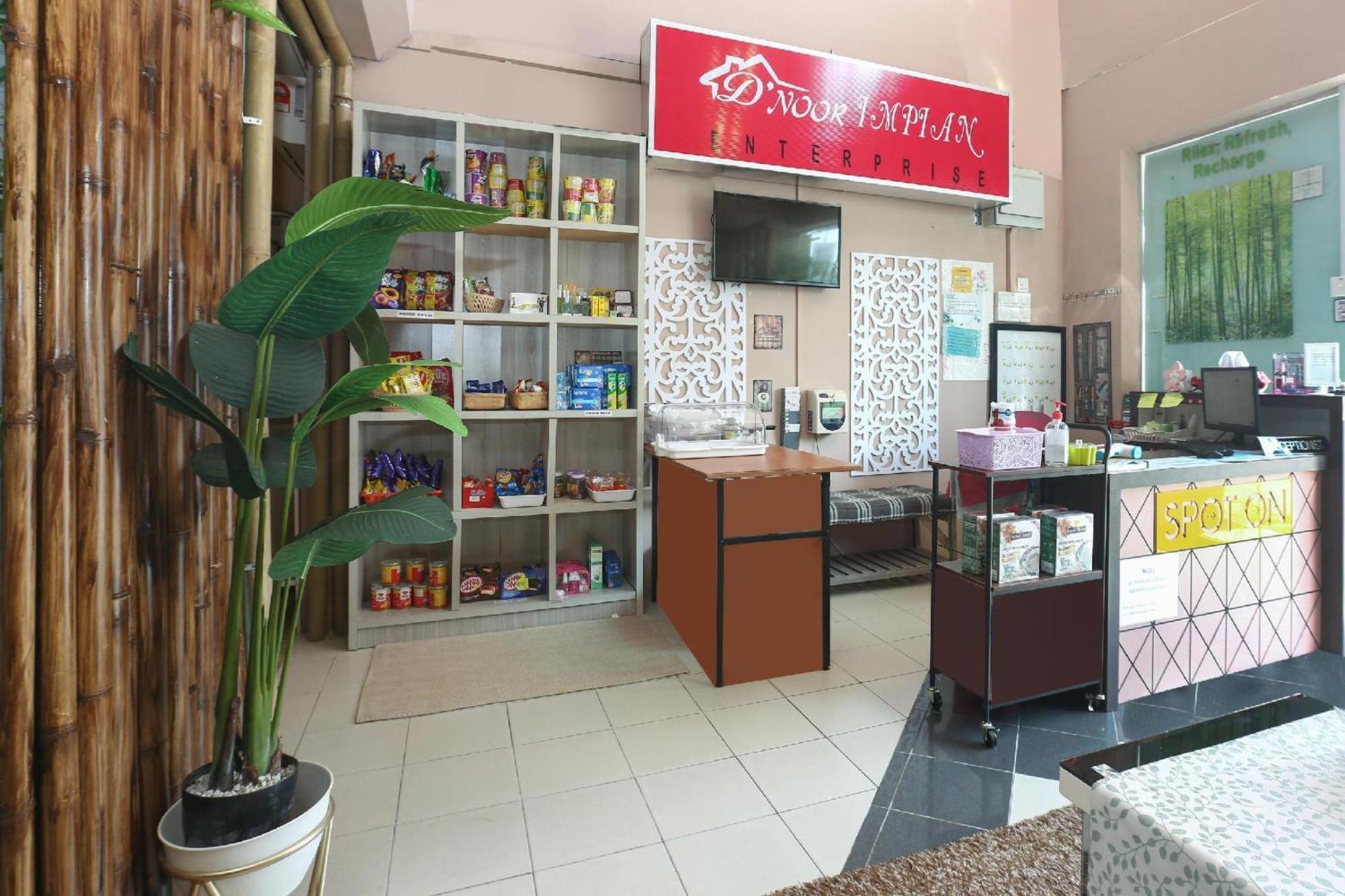 Spot On 89796 D'Noor Budget Inn كوتا بْهارو المظهر الخارجي الصورة